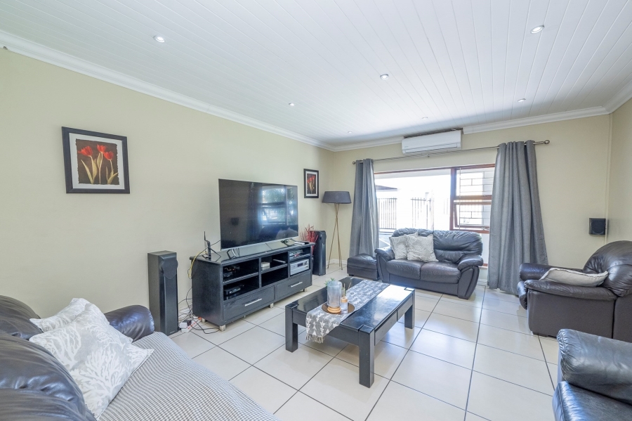 6 Bedroom Property for Sale in Oakglen Western Cape